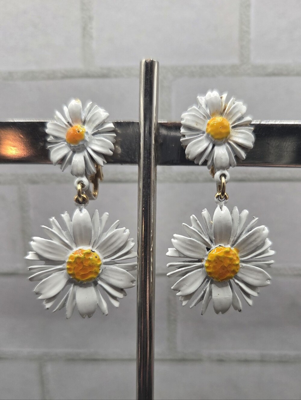 1420. Vintage White and Yellow Daisy Clip On Drop Earrings